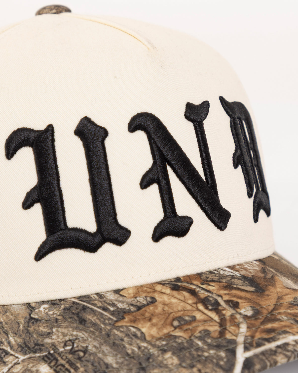 Basics UND High Crown Cap White / Camo