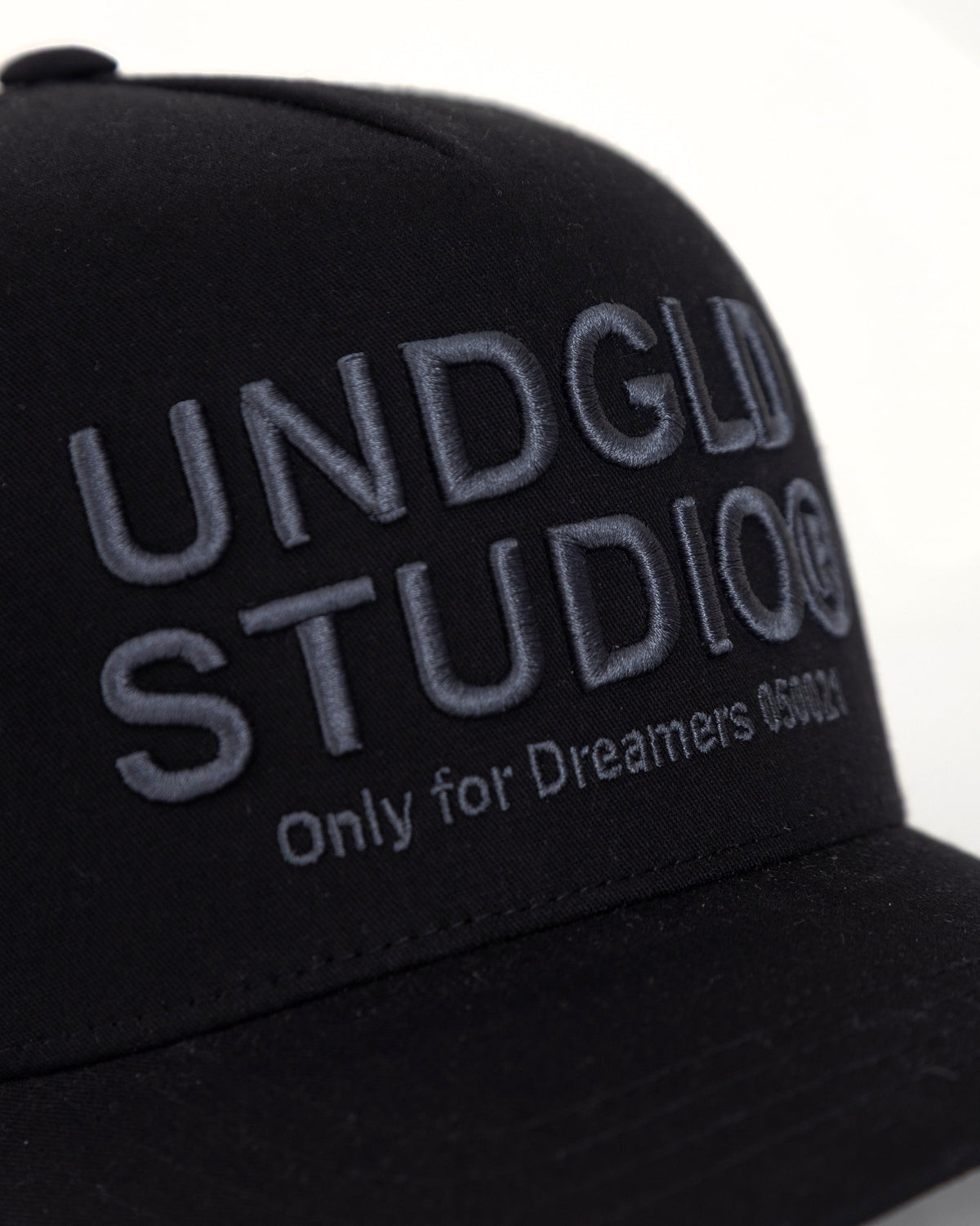 Basics UNDGLD STUDIO Trucker Cap Black