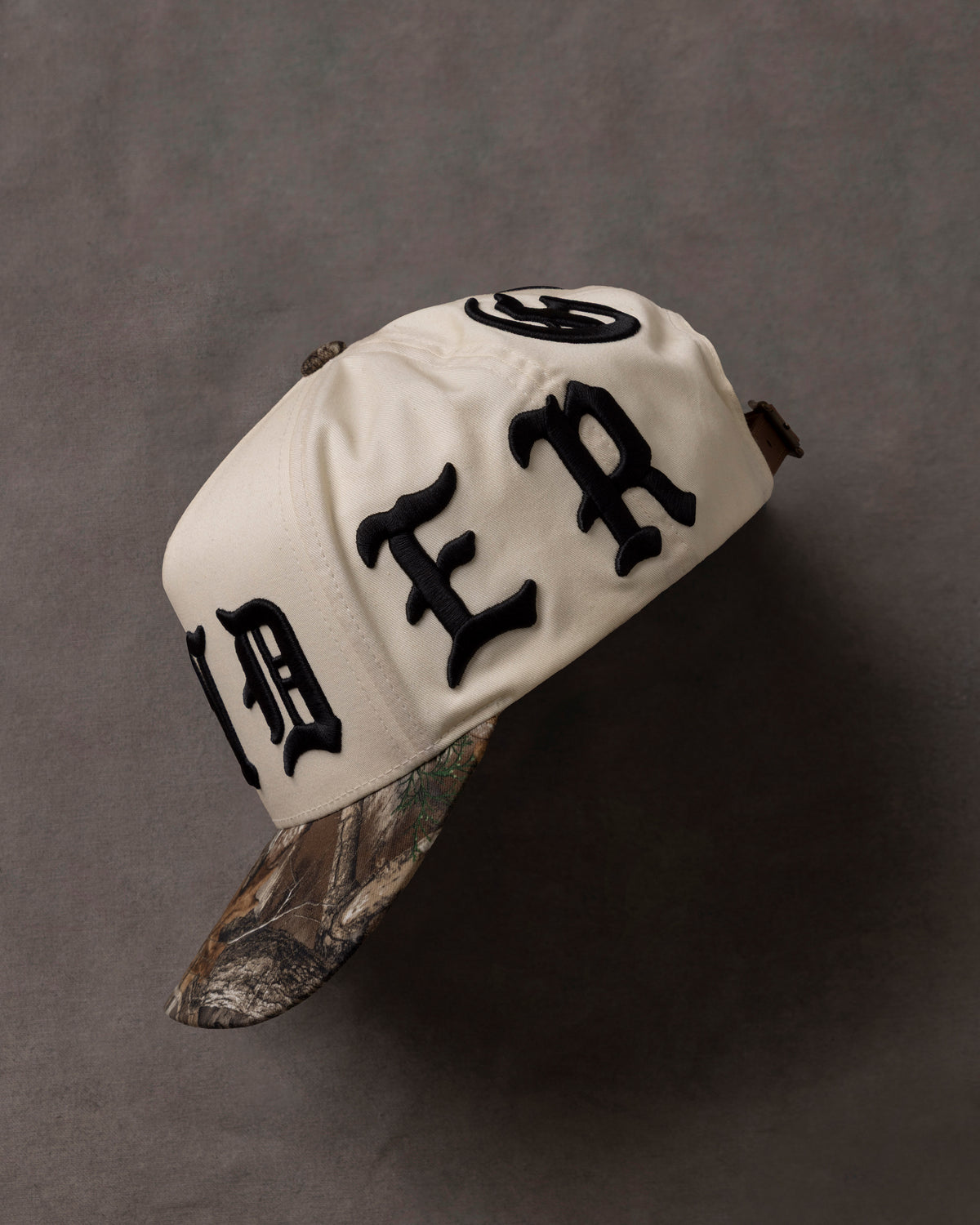 Basics UND High Crown Cap White / Camo