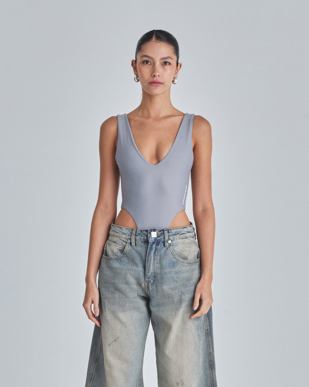 Line Basic V Neck Body Gray